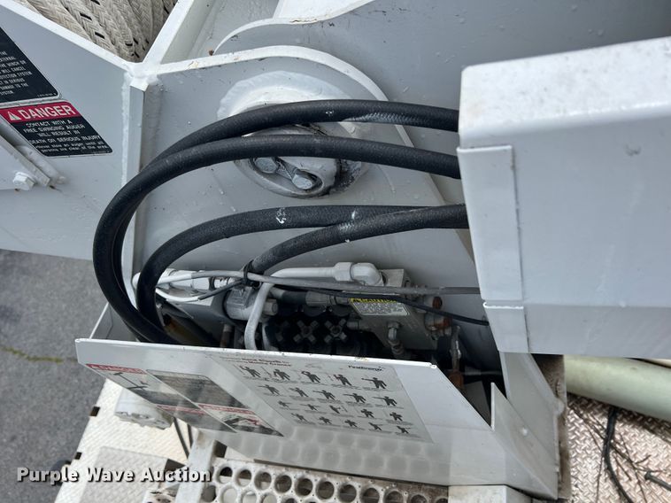 image for item HL9092 2001 International 4900  digger derrick truck