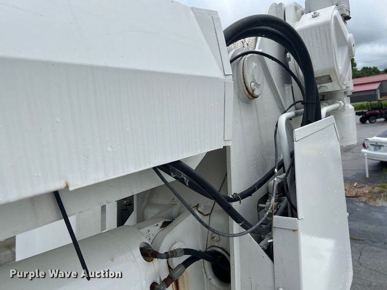 image for item HL9092 2001 International 4900  digger derrick truck