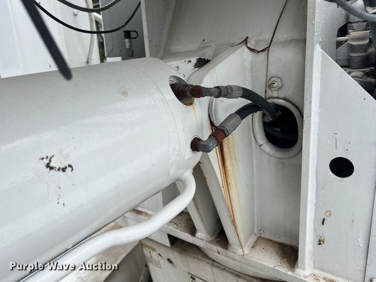 image for item HL9092 2001 International 4900  digger derrick truck