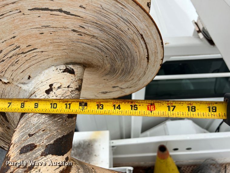 image for item HL9092 2001 International 4900  digger derrick truck