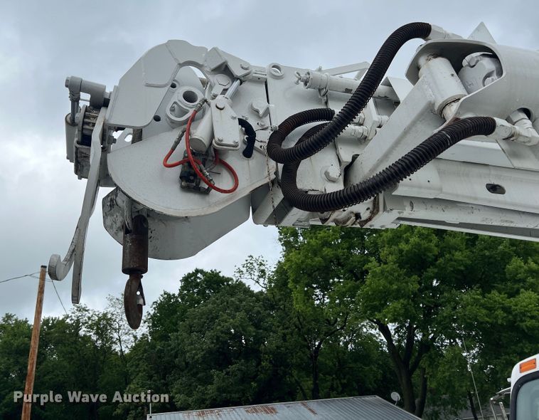 image for item HL9092 2001 International 4900  digger derrick truck