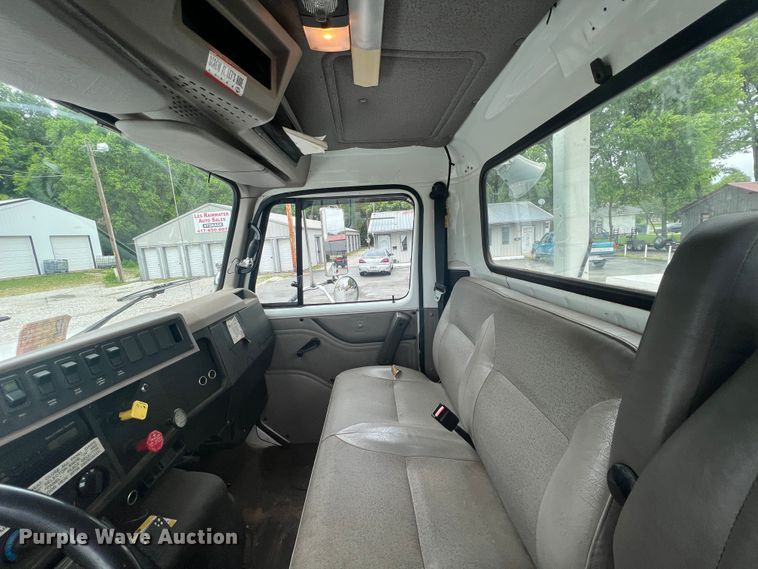 image for item HL9092 2001 International 4900  digger derrick truck