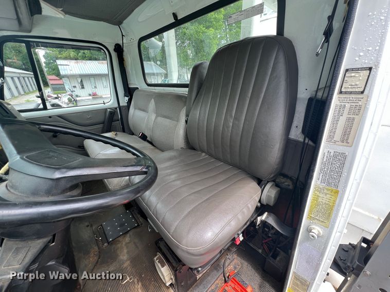 image for item HL9092 2001 International 4900  digger derrick truck