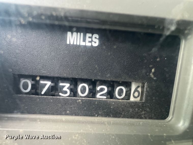 image for item HL9092 2001 International 4900  digger derrick truck