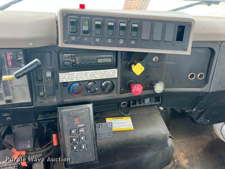 image for item HL9092 2001 International 4900  digger derrick truck