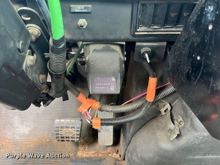 image for item HL9092 2001 International 4900  digger derrick truck