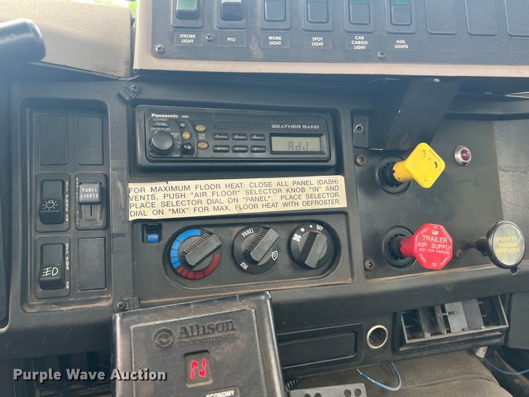 image for item HL9092 2001 International 4900  digger derrick truck