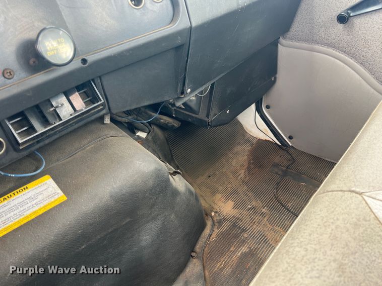 image for item HL9092 2001 International 4900  digger derrick truck