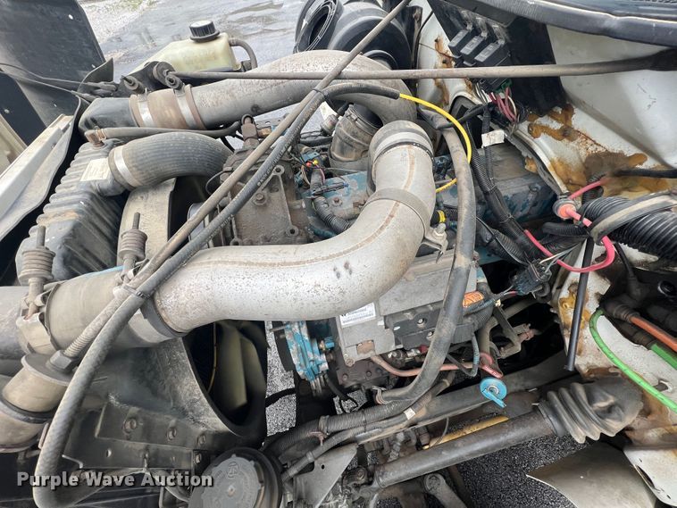 image for item HL9092 2001 International 4900  digger derrick truck