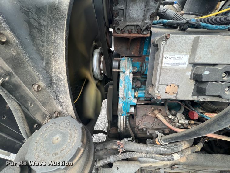 image for item HL9092 2001 International 4900  digger derrick truck