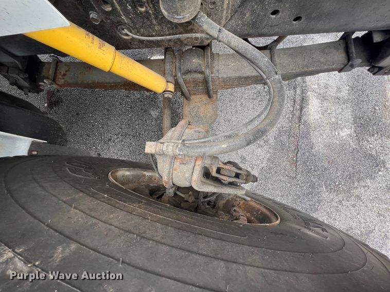 image for item HL9092 2001 International 4900  digger derrick truck