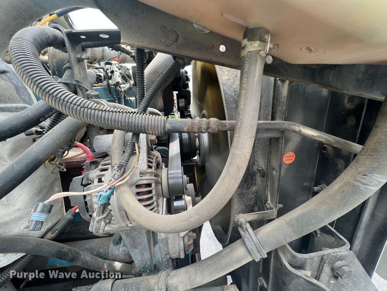 image for item HL9092 2001 International 4900  digger derrick truck