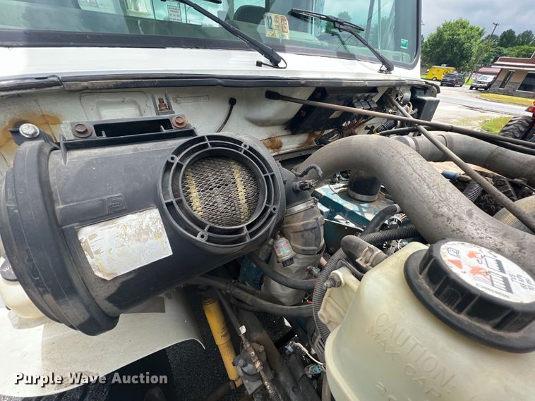 image for item HL9092 2001 International 4900  digger derrick truck