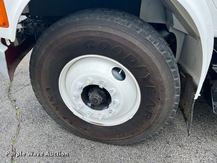 image for item HL9092 2001 International 4900  digger derrick truck