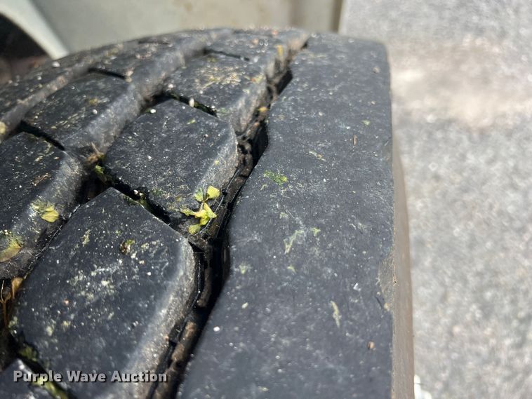 image for item HL9092 2001 International 4900  digger derrick truck