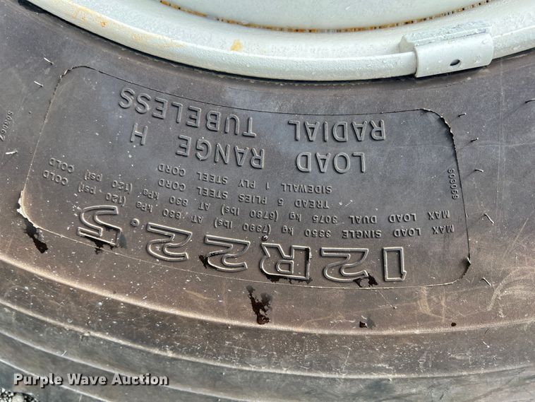 image for item HL9092 2001 International 4900  digger derrick truck