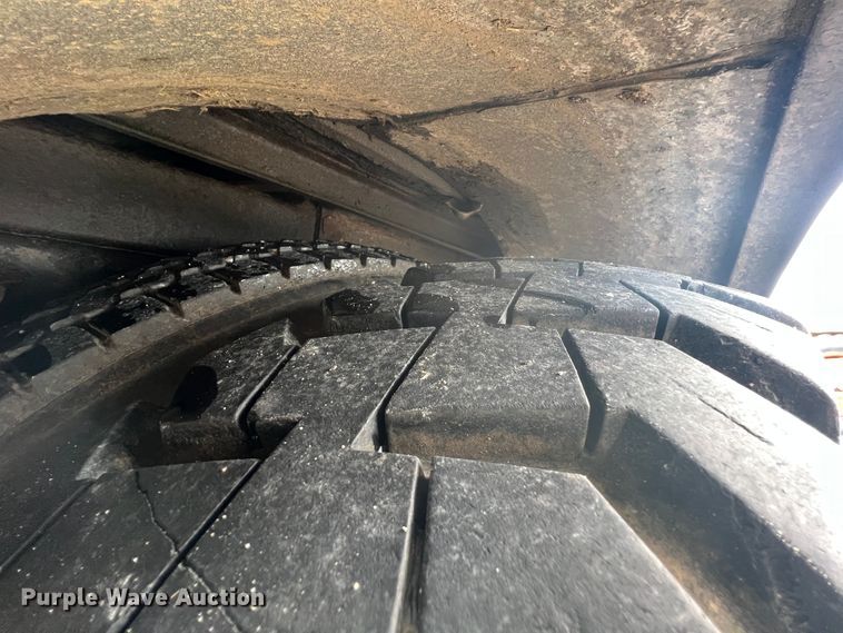 image for item HL9092 2001 International 4900  digger derrick truck