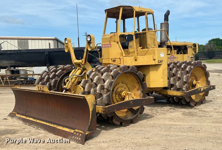 image for item HL9135 1973 Caterpillar 825B  landfill compactor