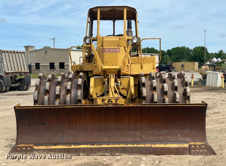 image for item HL9135 1973 Caterpillar 825B  landfill compactor
