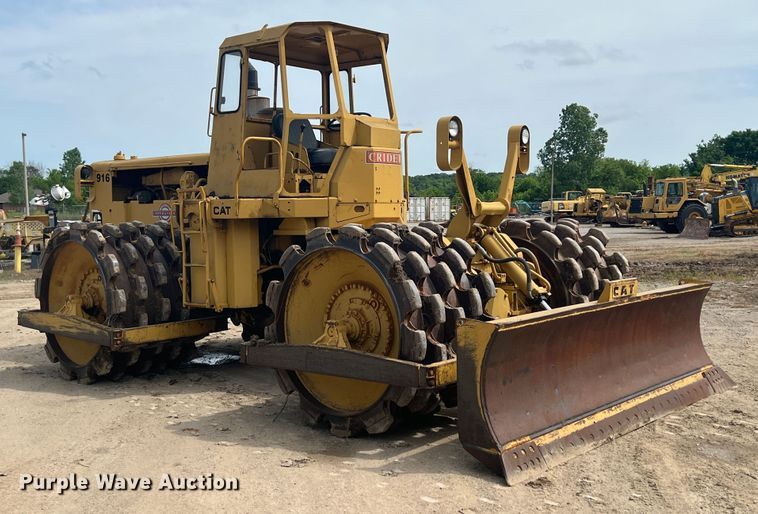 image for item HL9135 1973 Caterpillar 825B  landfill compactor