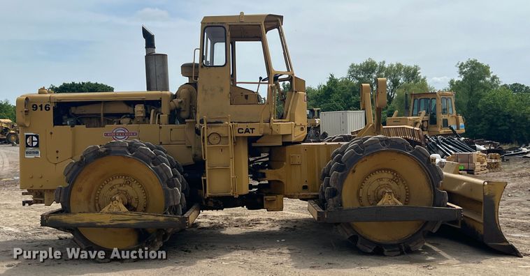 image for item HL9135 1973 Caterpillar 825B  landfill compactor