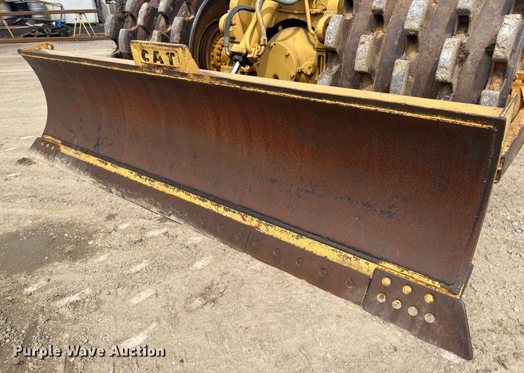 image for item HL9135 1973 Caterpillar 825B  landfill compactor