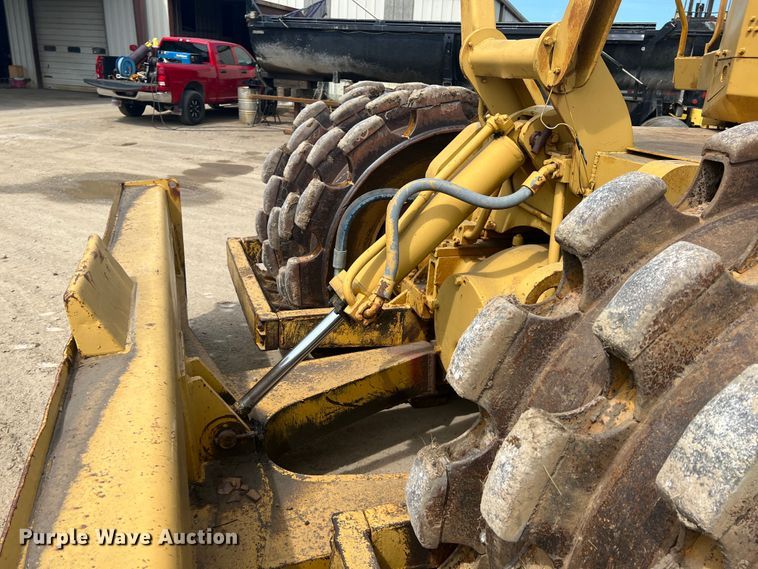 image for item HL9135 1973 Caterpillar 825B  landfill compactor