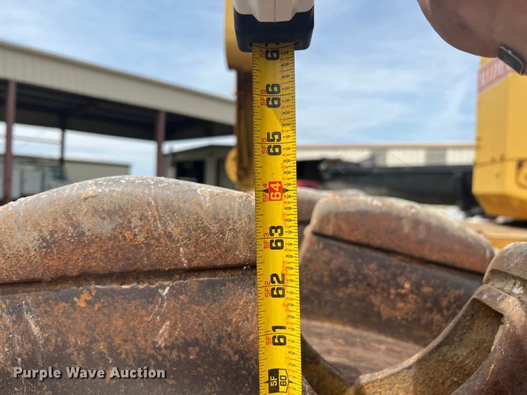 image for item HL9135 1973 Caterpillar 825B  landfill compactor