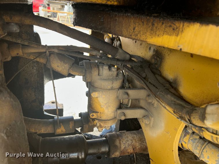 image for item HL9135 1973 Caterpillar 825B  landfill compactor