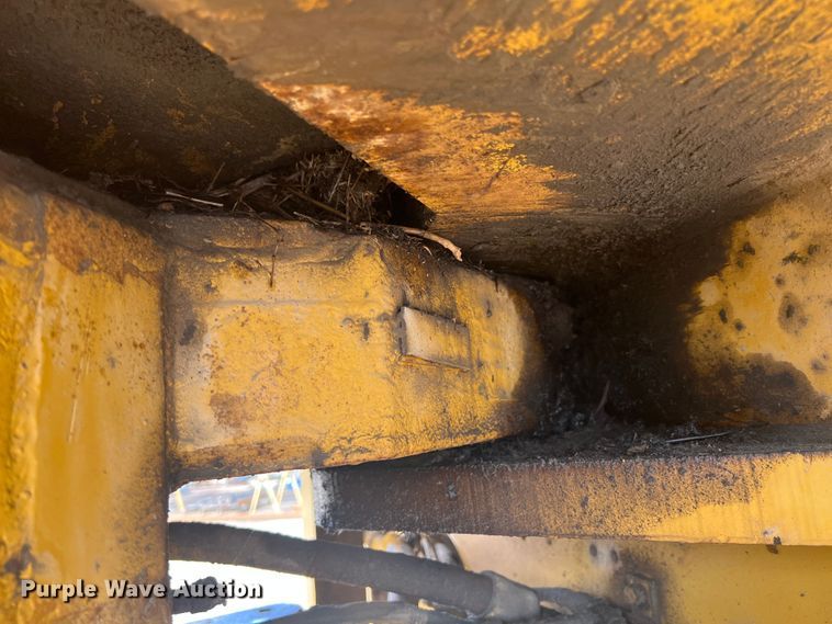 image for item HL9135 1973 Caterpillar 825B  landfill compactor