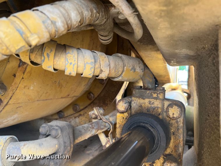 image for item HL9135 1973 Caterpillar 825B  landfill compactor