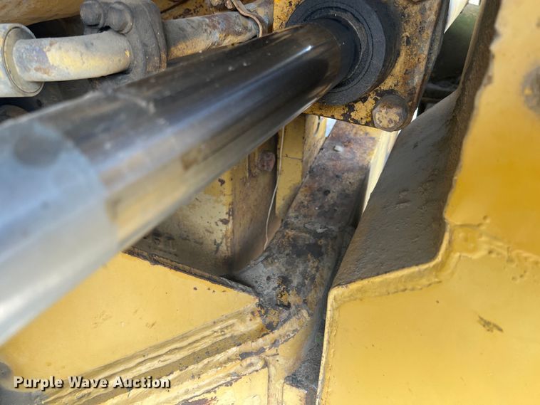 image for item HL9135 1973 Caterpillar 825B  landfill compactor