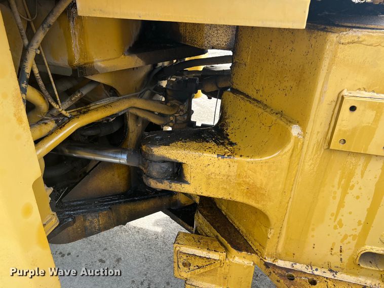 image for item HL9135 1973 Caterpillar 825B  landfill compactor