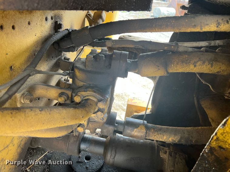 image for item HL9135 1973 Caterpillar 825B  landfill compactor