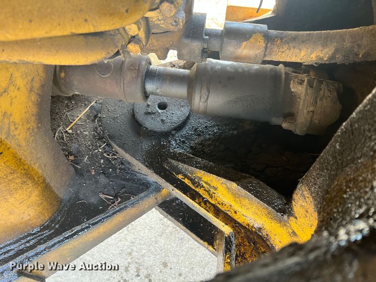 image for item HL9135 1973 Caterpillar 825B  landfill compactor