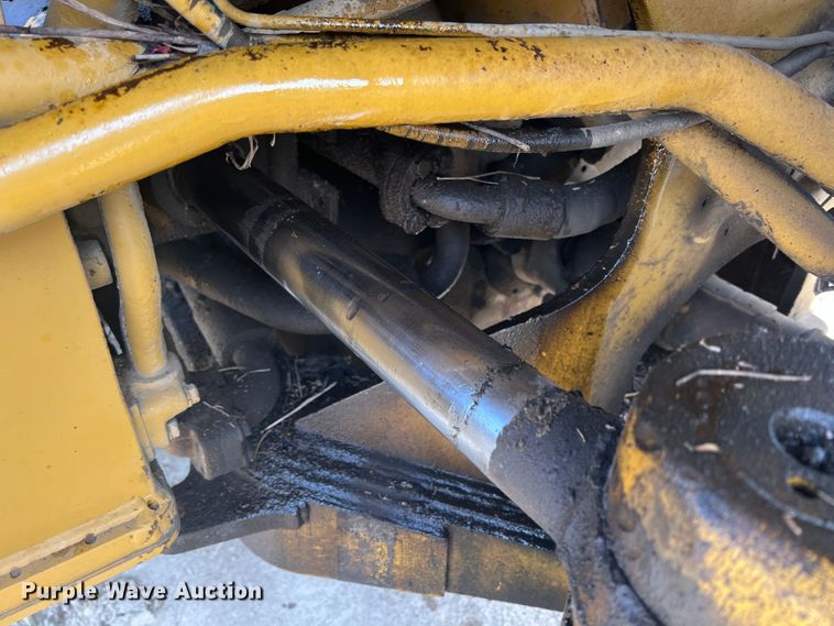 image for item HL9135 1973 Caterpillar 825B  landfill compactor