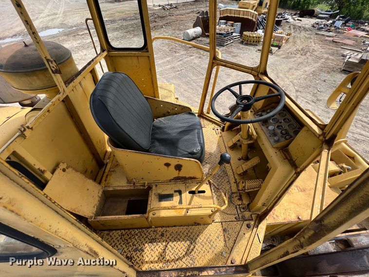 image for item HL9135 1973 Caterpillar 825B  landfill compactor