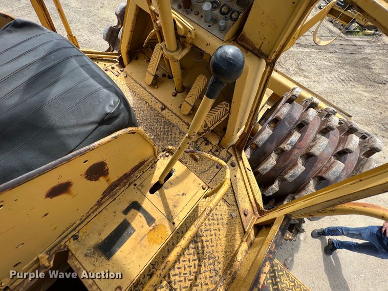 image for item HL9135 1973 Caterpillar 825B  landfill compactor