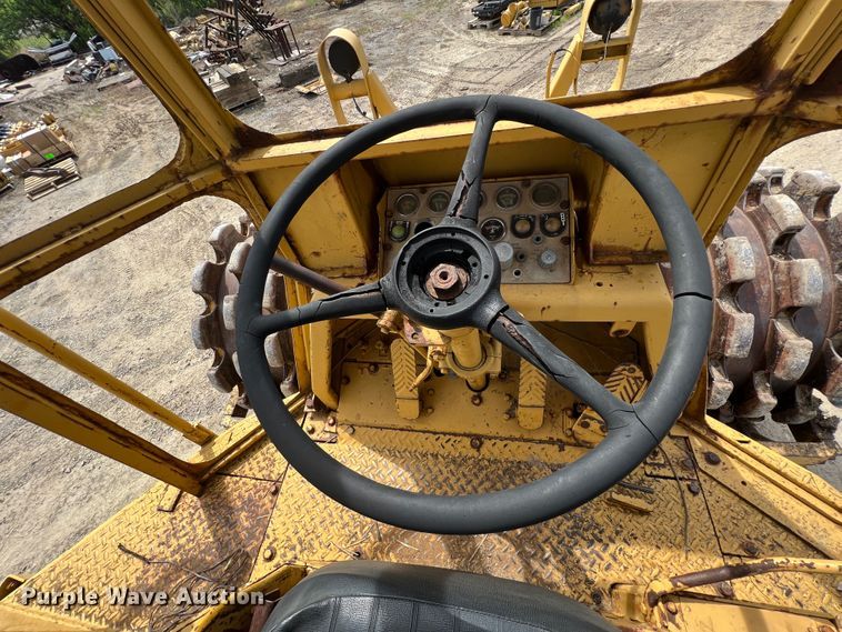 image for item HL9135 1973 Caterpillar 825B  landfill compactor