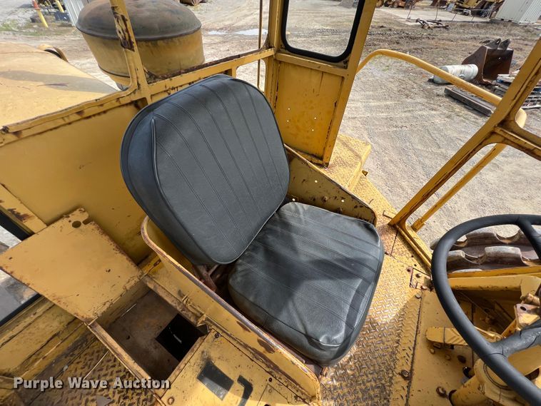 image for item HL9135 1973 Caterpillar 825B  landfill compactor