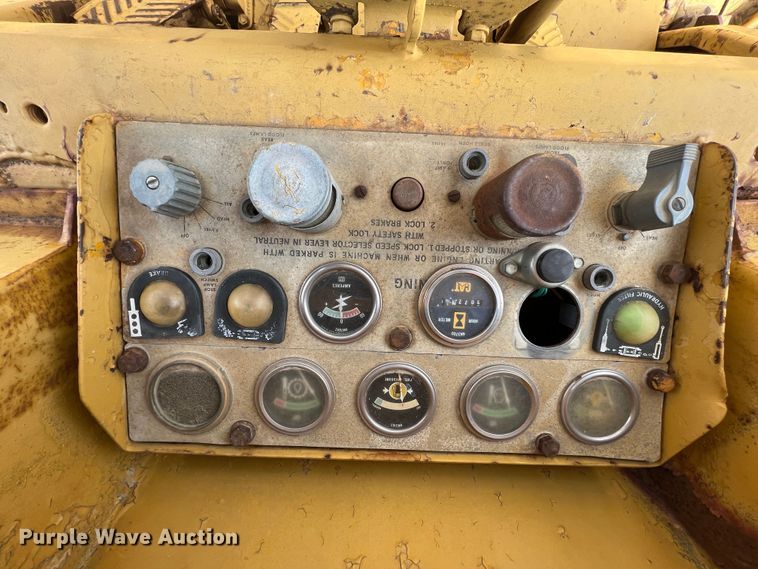 image for item HL9135 1973 Caterpillar 825B  landfill compactor