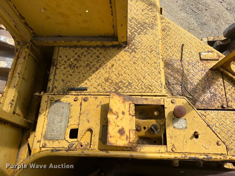 image for item HL9135 1973 Caterpillar 825B  landfill compactor