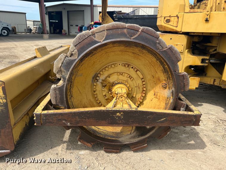 image for item HL9135 1973 Caterpillar 825B  landfill compactor