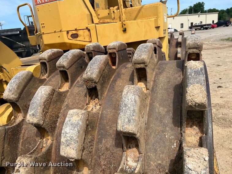 image for item HL9135 1973 Caterpillar 825B  landfill compactor