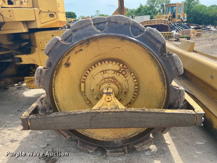 image for item HL9135 1973 Caterpillar 825B  landfill compactor