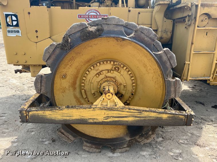 image for item HL9135 1973 Caterpillar 825B  landfill compactor