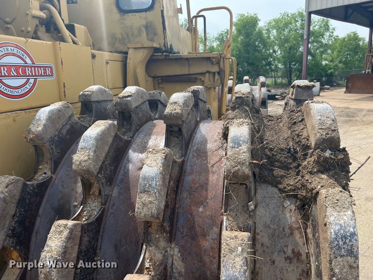 image for item HL9135 1973 Caterpillar 825B  landfill compactor