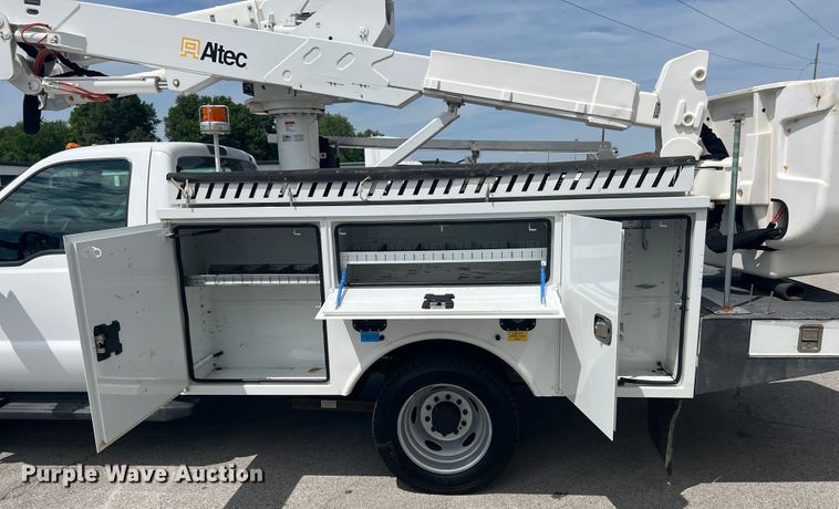 image for item HL9136 2015 Ford F550 Super Duty  bucket truck