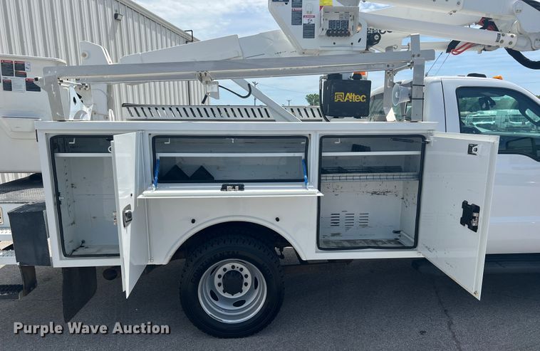 image for item HL9136 2015 Ford F550 Super Duty  bucket truck