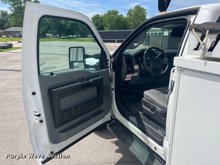 image for item HL9136 2015 Ford F550 Super Duty  bucket truck